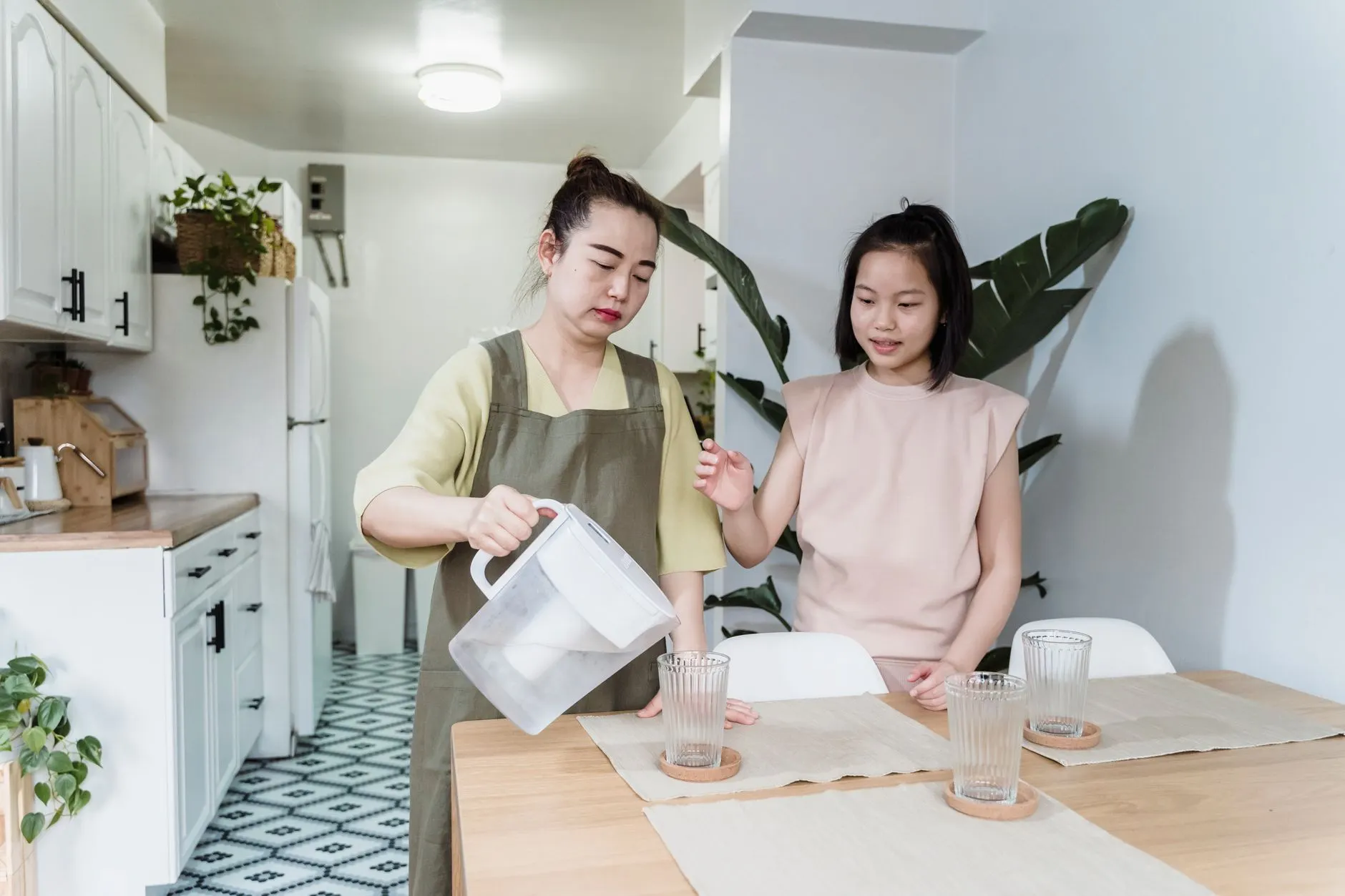 重庆安云途工业托盘选型指南:承载参数与材质对比分析